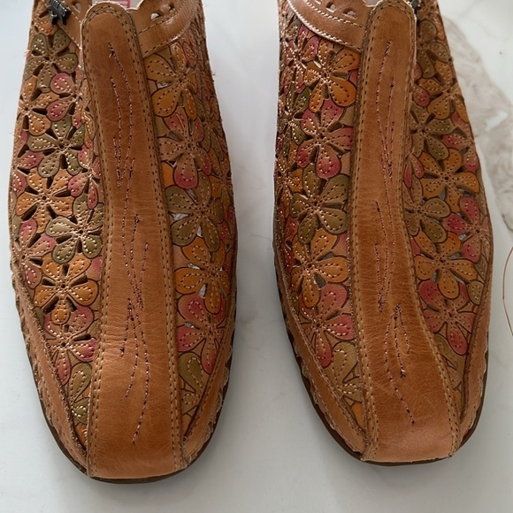 VGUC Pikolinos Romana tan with pink & green floral appliqué low heel mules - Picture 2 of 8